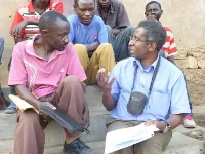 Rev. Mbirize en enquete.jpg